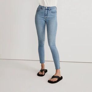 10" High-Rise Roadtripper Authentic Skinny Jeans in sz 29 EUC